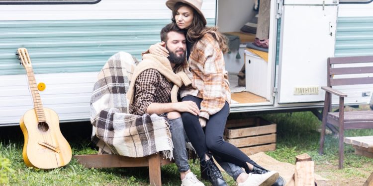 cum-reusesc-doi-tineri-sa-traiasca-cu-doar-8-lire-pe-zi,-intr-o-rulota