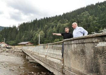 premierul-ilie-bolojan,-in-vizita-la-brosteni,-localitate-grav-afectata-de-inundatii