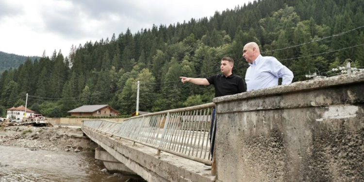 premierul-ilie-bolojan,-in-vizita-la-brosteni,-localitate-grav-afectata-de-inundatii