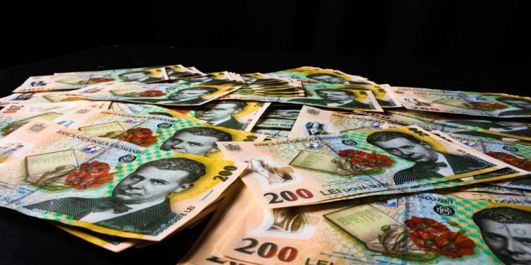 doi-romani-au-contribuit-cu-peste-100.000-de-lei-la-pensia-privata-intr-o-singura-luna