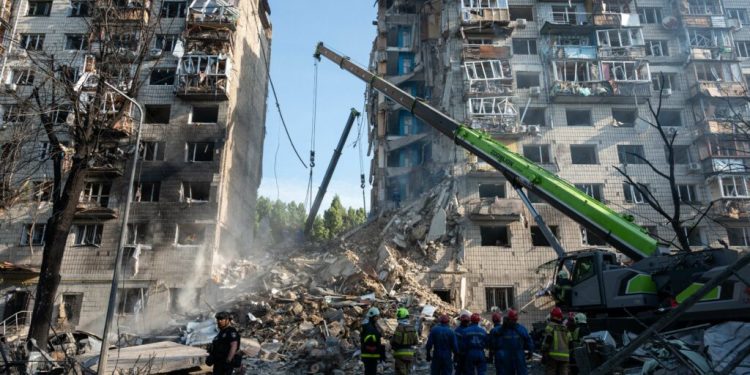 patru-morti-si-24-de-raniti-in-urma-atacurilor-cu-drone-si-rachete-la-kiev