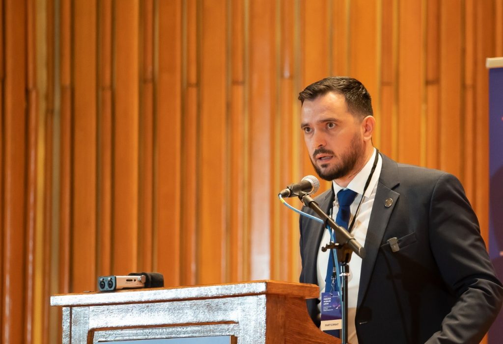 mihai-enache-(aur):-romania-nu-poate-fi-condusa-prin-angajari-de-raspundere-la-foc-automat