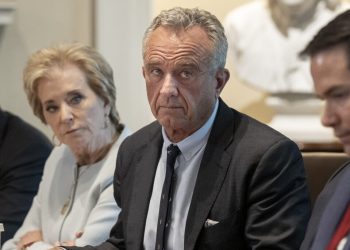 secretarul-american-al-sanatatii-vrea-sa-declare-ca-tylenolul-in-sarcina-provoaca-autism