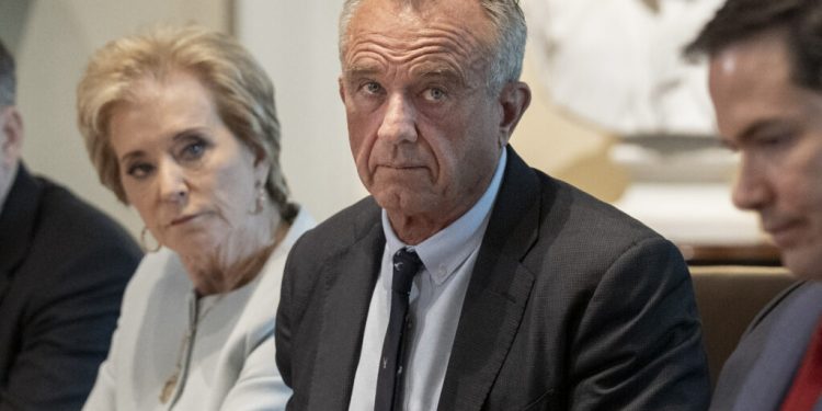 secretarul-american-al-sanatatii-vrea-sa-declare-ca-tylenolul-in-sarcina-provoaca-autism