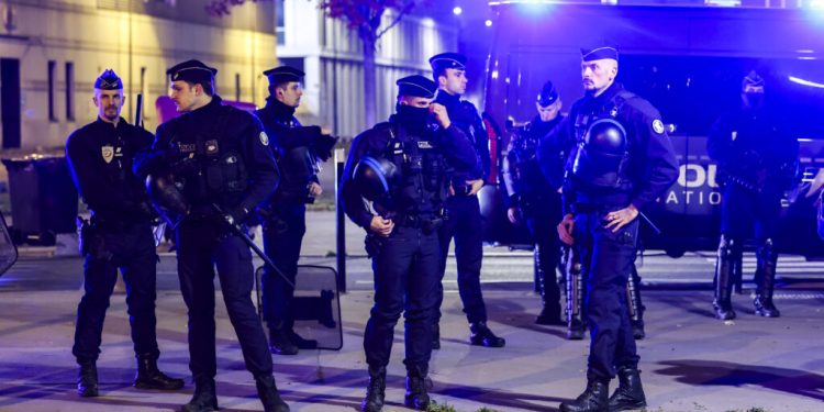 politia-franceza-a-arestat-un-adolescent-suspectat-ca-planuia-atacuri-teroriste