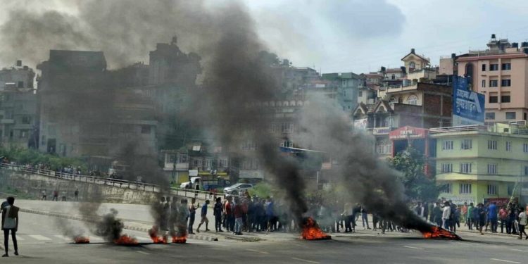 soldatii-pazesc-parlamentul-din-nepal-si-patruleaza-strazile-in-urma-protestelor-violente