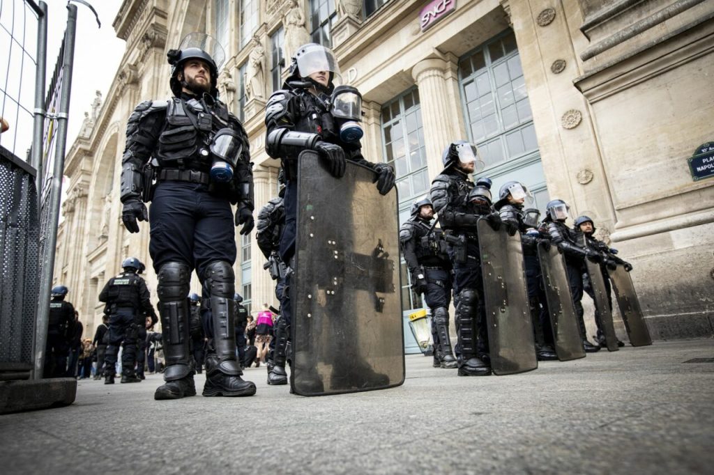 paris:-momentul-in-care-politia-ataca-protestatarii-„blocam-totul”-adunati-in-zona-gare-du-nord