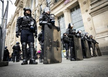 paris:-momentul-in-care-politia-ataca-protestatarii-„blocam-totul”-adunati-in-zona-gare-du-nord