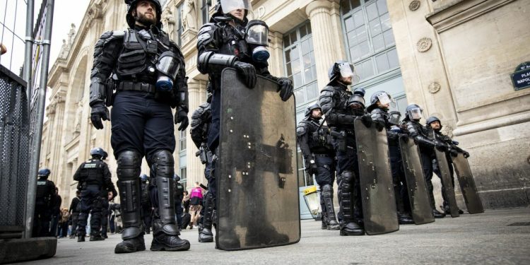 paris:-momentul-in-care-politia-ataca-protestatarii-„blocam-totul”-adunati-in-zona-gare-du-nord