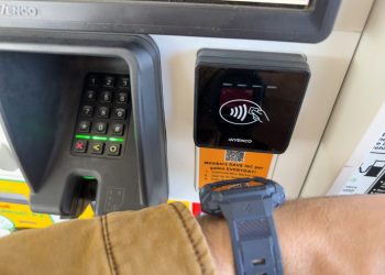 cum-scoti-bani-fara-card-de-la-atm,-folosind-smartwatch.-bancile-care-permit-acest-lucru