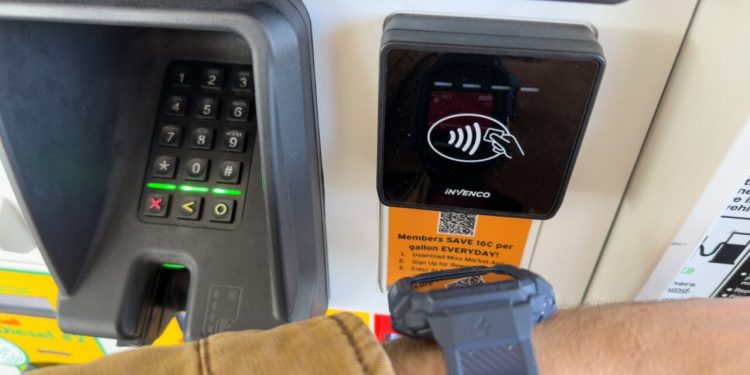 cum-scoti-bani-fara-card-de-la-atm,-folosind-smartwatch.-bancile-care-permit-acest-lucru
