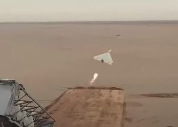 drona-kamikaze-delta-wing-cu-raza-lunga,-observata-langa-o-baza-rsf-din-sudan