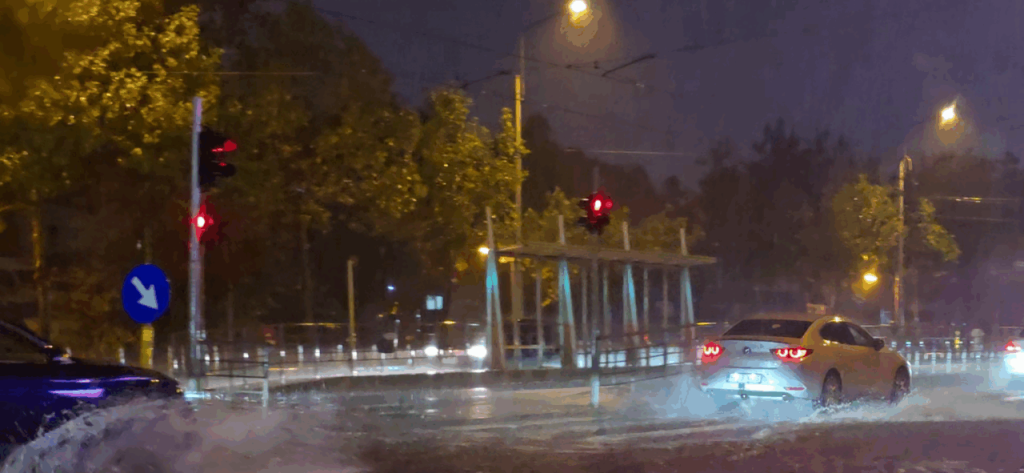 furtuna-din-bucuresti-a-facut-prapad.-pompierii-au-fost-solicitati-pentru-sute-de-interventii