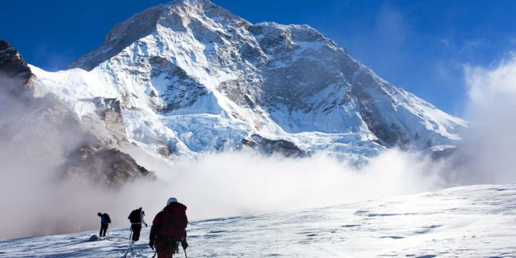 sute-de-turisti,-blocati-pe-muntele-everest-din-cauza-unei-furtuni-de-zapada-fara-precedent