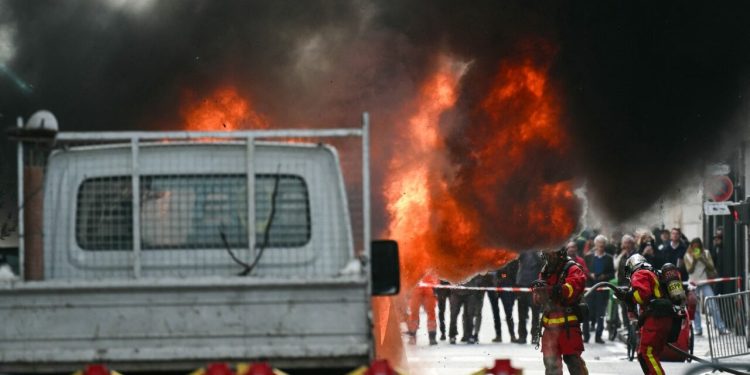 incendiu-la-paris,-langa-sediul-guvernului-frantei,-in-plina-criza-politica