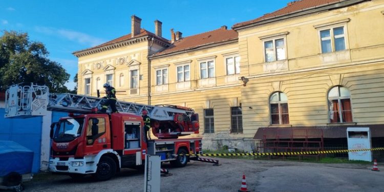 cladiri-avariate-dupa-cutremurul-din-satu-mare-doua-scoli-au-fost-evacuate-preventiv-–-hotnews.ro