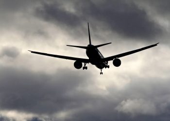 video-panica-la-bordul-unui-avion-din-cauza-unei-baterii-care-a-luat-foc-–-hotnews.ro