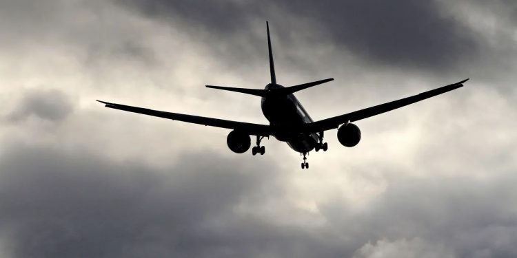 video-panica-la-bordul-unui-avion-din-cauza-unei-baterii-care-a-luat-foc-–-hotnews.ro