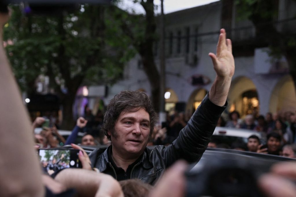 imagini-inedite-din-argentina.-javier-milei-a-aparut-la-un-eveniment-urcat-pe-o-masina