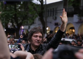 imagini-inedite-din-argentina.-javier-milei-a-aparut-la-un-eveniment-urcat-pe-o-masina