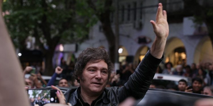 imagini-inedite-din-argentina.-javier-milei-a-aparut-la-un-eveniment-urcat-pe-o-masina