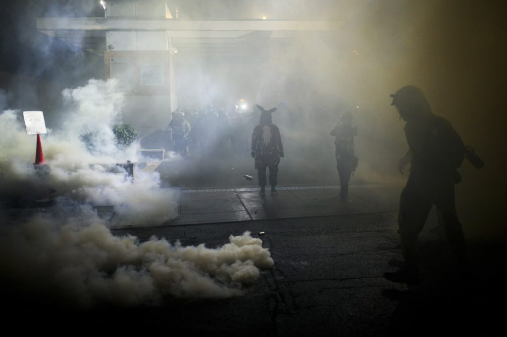 politistii-si-protestatarii-antifa-se-bat-la-portland.-orasul-devine-butoiul-cu-pulbere-al-sua