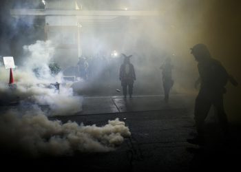 politistii-si-protestatarii-antifa-se-bat-la-portland.-orasul-devine-butoiul-cu-pulbere-al-sua