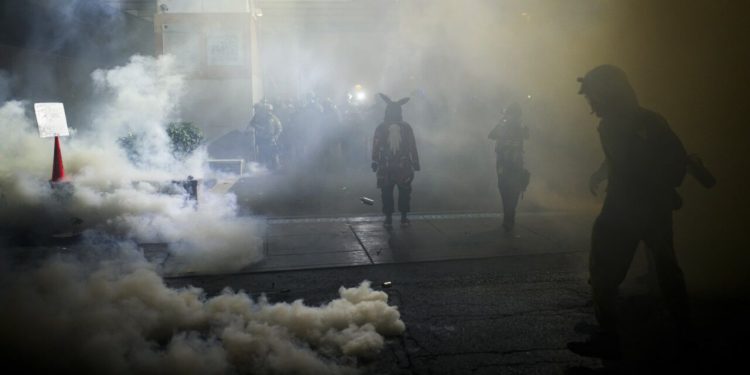 politistii-si-protestatarii-antifa-se-bat-la-portland.-orasul-devine-butoiul-cu-pulbere-al-sua