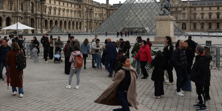 dezvaluiri-din-interiorul-muzeului-luvru-alarma-data-chiar-inainte-de-marele-jaf-–-hotnews.ro