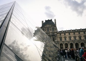 jaful-de-la-luvru:-o-parte-din-bijuteriile-care-nu-au-fost-furate,-transferate-la-banca-frantei