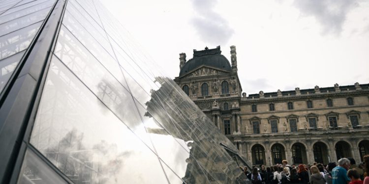 jaful-de-la-luvru:-o-parte-din-bijuteriile-care-nu-au-fost-furate,-transferate-la-banca-frantei