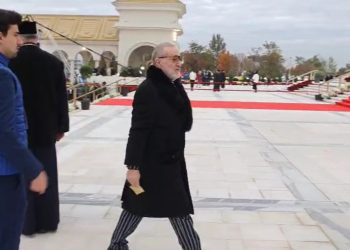 cum-a-aparut-gigi-becali-la-sfintirea-catedralei-neamului,-duminica-dis-de-dimineata