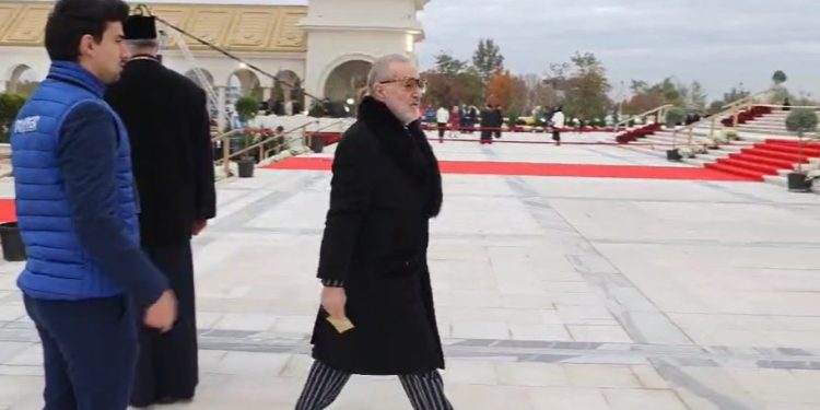 cum-a-aparut-gigi-becali-la-sfintirea-catedralei-neamului,-duminica-dis-de-dimineata