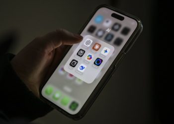 openai-dezvaluie-ca-peste-1-milion-de-oameni-vorbesc-saptamanal-cu-chatgpt-despre-sinucidere