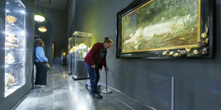 fanii-taylor-swift-invadeaza-un-muzeu-german-pentru-tabloul-care-a-inspirat-the-fate-of-ophelia”