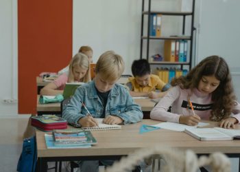 educatia-financiara-devine-materie-obligatorie-pentru-elevii-din-marea-britanie