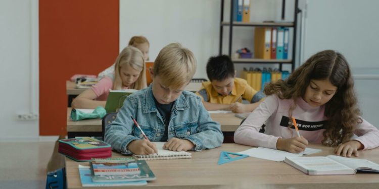 educatia-financiara-devine-materie-obligatorie-pentru-elevii-din-marea-britanie