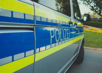 politia-germana-investigheaza-svasticile-pictate-cu-sange-uman-pe-mai-multe-masini