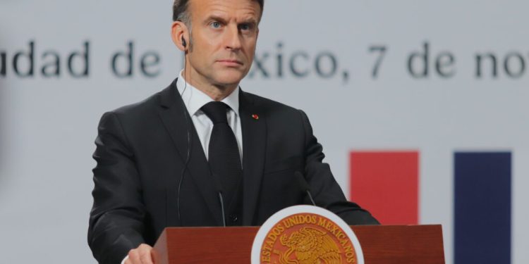 jaful-de-la-muzeul-luvru:-macron-promite-ca-bijuteriile-vor-fi-gasite