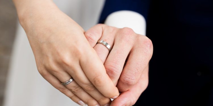 proiect-de-lege:-in-cazul-unui-divort,-sotia-isi-va-putea-pastra-numele-din-timpul-casatoriei
