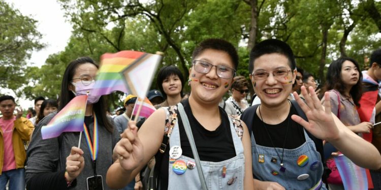 china-interzice-aplicatiile-gay-din-app-store