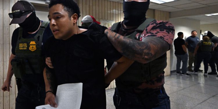 sua:-50.000-de-lucratori-federali-angajati-sub-administratia-trump,-majoritatea-in-domeniul-ice