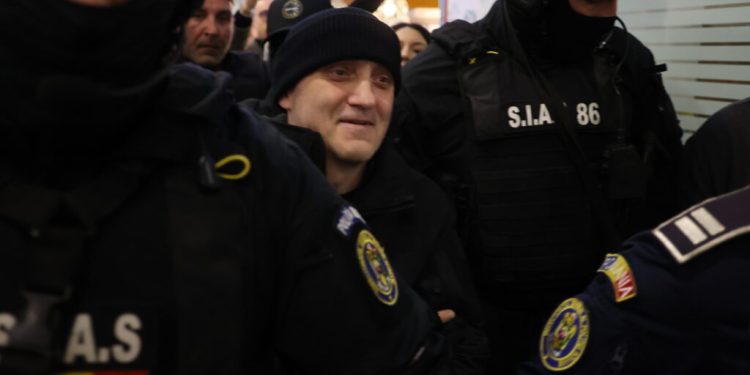 primele-imagini-cu-horatiu-potra.-adus-sub-escorta-in-romania