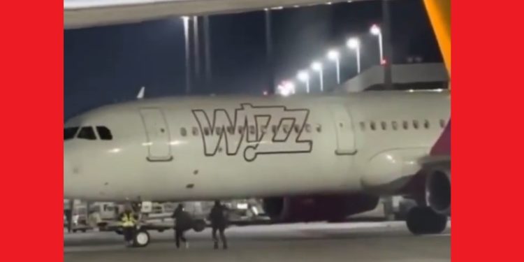 doi-romani-au-fugit-pe-pista-la-koln-ca-sa-opreasca-un-avion-wizz-air