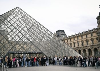 muzeul-luvru-majoreaza-preturile-biletelor-pentru-vizitatorii-din-afara-ue-cu-45%