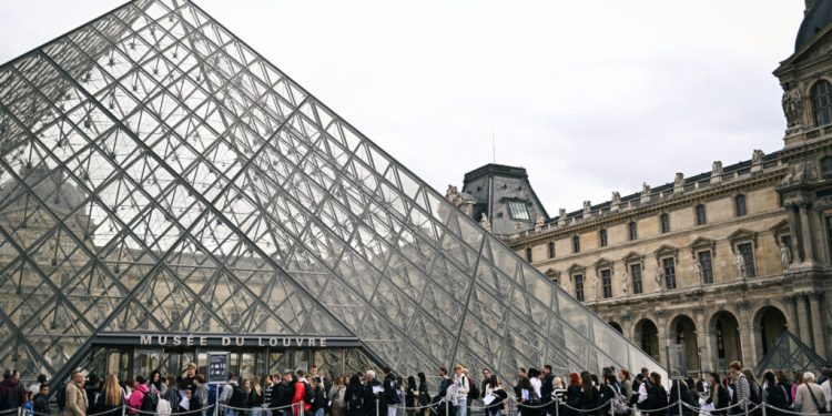muzeul-luvru-majoreaza-preturile-biletelor-pentru-vizitatorii-din-afara-ue-cu-45%