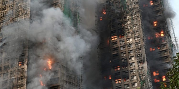 hong-kong-deschide-o-ancheta-condusa-de-un-judecator-dupa-incendiul-care-a-ucis-156-de-persoane