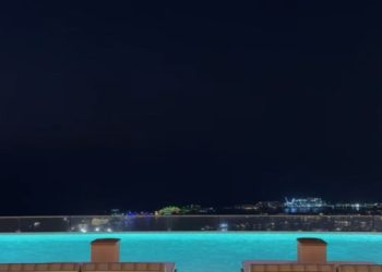 s-a-deschis-cel-mai-inalt-hotel-din-lume.-recordul-a-fost-neplanicat