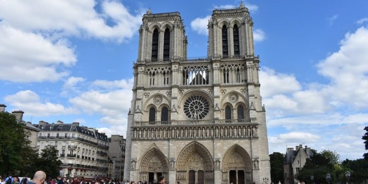 cartea-gigantica-de-piatra-/-catedrala-notre-dame-e-mai-vie-ca-niciodata-la-un-an-de-la-redeschidere