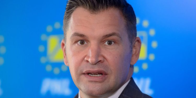 ionut-stroe-solicita-interventia-lui-nicusor-dan-in-cazul-legii-novak.-petitie-sustinuta-de-cluburi-din-superliga-|-reactia-lui-eduard-novak